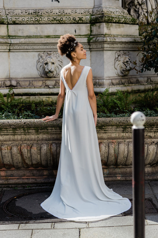 Robe de Mariage "L'innocente" - Simplicité Élégante en Soie et Dentelle