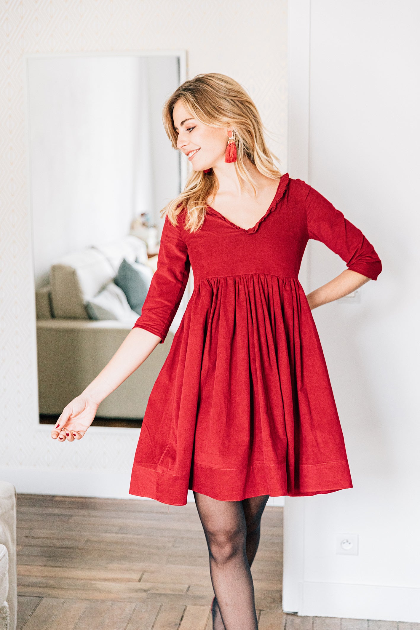 Mannquin dans un mouvement naturel avec notre robe en velours rouge "Pauline"