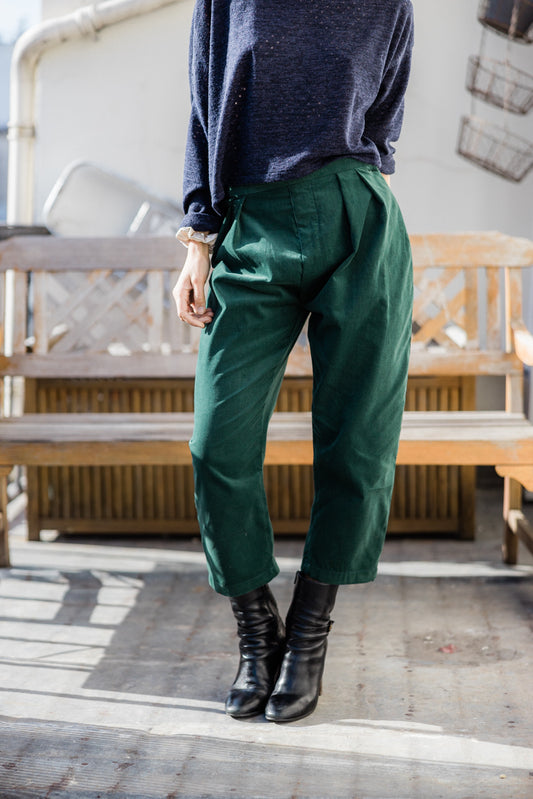 Détail du pantalon large en vert émeraude velours de coton "Anaîs"